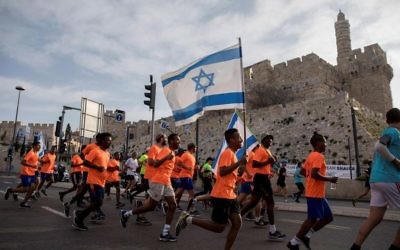 Des milliers de coureurs participant au Marathon international de Jérusalem 2017 le 17 mars 2017 (Crédit : Yonatan Sindel / Flash90)