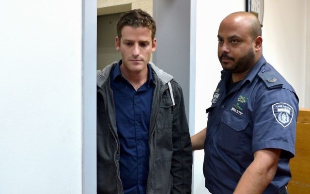 Yair Katz, à gauche, fils du ministre des Affaires sociales du Likud Haim Katz, devant la cour de Rishon Lezion, le 22 mars 2017. (Crédit : Flash90)