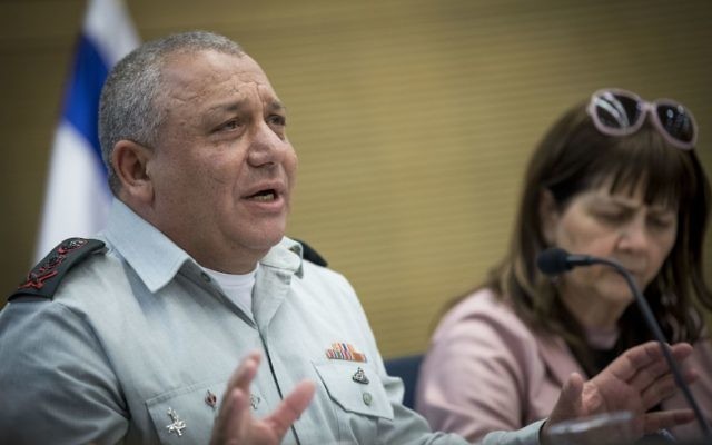 Le chef d'Etat-major de l'armée israélienne, Gadi Eizenkot, devant la commission de Contrôle de l'Etat de la Knesset, le 22 mars 2017. (Crédit : Yonatan Sindel/Flash90) Le chef d'Etat-major de l'armée israélienne, Gadi Eizenkot, devant la commission de Contrôle de l'Etat de la Knesset, le 22 mars 2017. (Crédit : Yonatan Sindel/Flash90)