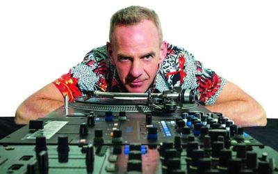 Fatboy Slim, également connu sous le nom de Norman Cook, sera en Israël ce week-end et donnera un spectacle le dimanche 12 mars 2017 au Purim rave au Hangar 11 à Tel Aviv, en Israël (Crédit : Autorisation de Fatboy Slim)