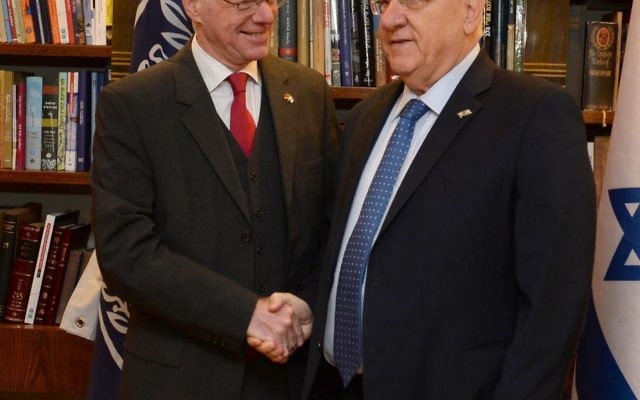 Le président Rivlin avec le Professeur Norbert Lammert, président du Bundestag, à Jérusalem le 14 mars 2017. (Crédit : Mark Neiman/GPO) Le président Rivlin avec le Professeur Norbert Lammert, président du Bundestag, à Jérusalem le 14 mars 2017. (Crédit : Mark Neiman/GPO)