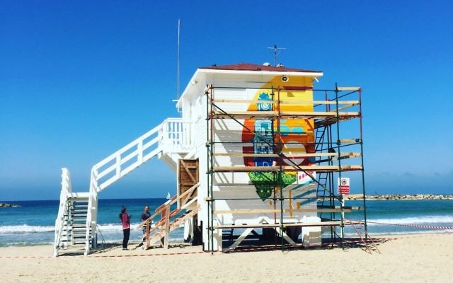 Une vue du poste de sauvetage transformé en hôtel pop-up à Tel Aviv, qui ouvrira ses portes pour dix jours seulement au mois de mars (Crédit : Jessica Steinberg/Times of Israel)