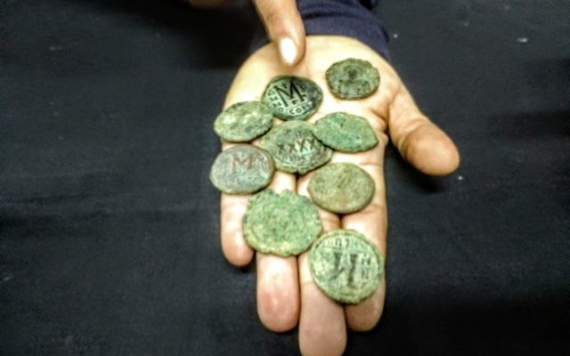 Pièces byzantines retrouvées près d'Ein Nakuba par les archéologues de l'Autorité israélienne des Antiquités en 2016, et présentées le 19 mars 2017. (Crédit : Ilan Ben Zion/Time of Israël) Pièces byzantines retrouvées près d'Ein Nakuba par les archéologues de l'Autorité israélienne des Antiquités en 2016, et présentées le 19 mars 2017. (Crédit : Ilan Ben Zion/Time of Israël)