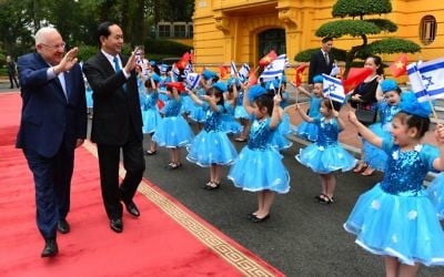 Le président Reuven Rivlin, à gauche, avec son homologue vietnamien Tran Dai Quang, au palais présidentiel de Hanoi, le 20 mars 2017. (Crédit : Mark Neiman/GPO)