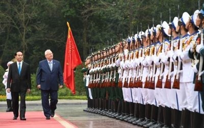Le président Reuven Rivlin, à droite, avec son homologue vietnamien Tran Dai Quang, au palais présidentiel de Hanoi, le 20 mars 2017. (Crédit : Mark Neiman/GPO)