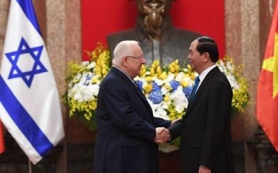 Le président Reuven Rivlin, à gauche, avec son homologue vietnamien Tran Dai Quang, au palais présidentiel de Hanoi, le 20 mars 2017. (Crédit : Mark Neiman/GPO)
