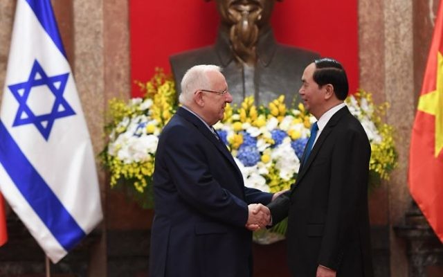 Le président Reuven Rivlin, à gauche, avec son homologue vietnamien Tran Dai Quang, au palais présidentiel de Hanoi, le 20 mars 2017. (Crédit : Mark Neiman/GPO) Le président Reuven Rivlin, à gauche, avec son homologue vietnamien Tran Dai Quang, au palais présidentiel de Hanoi, le 20 mars 2017. (Crédit : Mark Neiman/GPO)