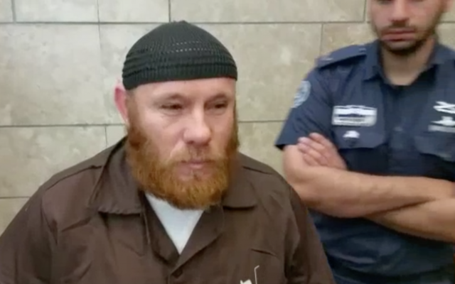 Valentin Vladmir Mazlevski, Israélo-Biélorusse accusé d'avoir tenté de rejoindre l'Etat islamique en Syrie, devant la cour du district de Nazareth, le 1er mars 2017. (Crédit : capture d'écran Dixième chaîne) Valentin Vladmir Mazlevski, Israélo-Biélorusse accusé d'avoir tenté de rejoindre l'Etat islamique en Syrie, devant la cour du district de Nazareth, le 1er mars 2017. (Crédit : capture d'écran Dixième chaîne)
