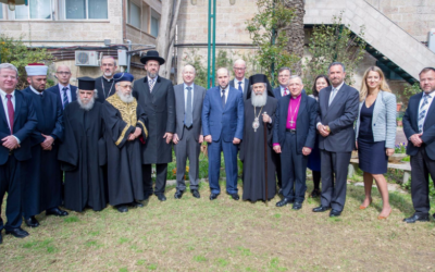 Jason Greenblatt (centre en gris), l'envoyé spécial de l'administration américaine pour les négociations internationales, avec les membres du Conseil des Institutions religieuses en Terre Sainte, lors d'une réunion au consulat-général de Jérusalem, le 16 mars 2017 (Autorisation ambassade américaine de Tel Aviv)