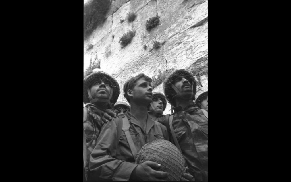 La photo emblématique de Rubinger des trois parachutistes au mur Occidental en juin 1967 (Crédit : Autorisation Rubinger / Knesset Collection)