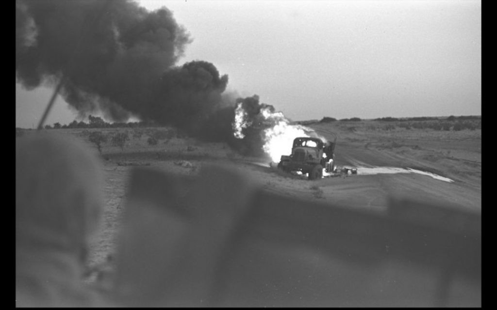 Un camion égyptien en feu après une frappe directe d'un char israélien pendant la guerre des Six Jours, le 5 juin 1967. (Crédit : David Rubinger/GPO)