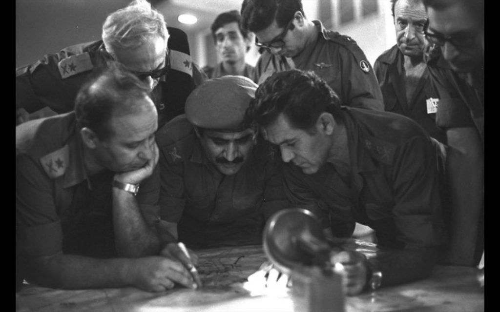 Le chef d'état-major de l'armée israélienne David Elazar (à droite) pendant la guerre de Kippour en 1973 (Crédit : David Rubinger / Government Press Office)