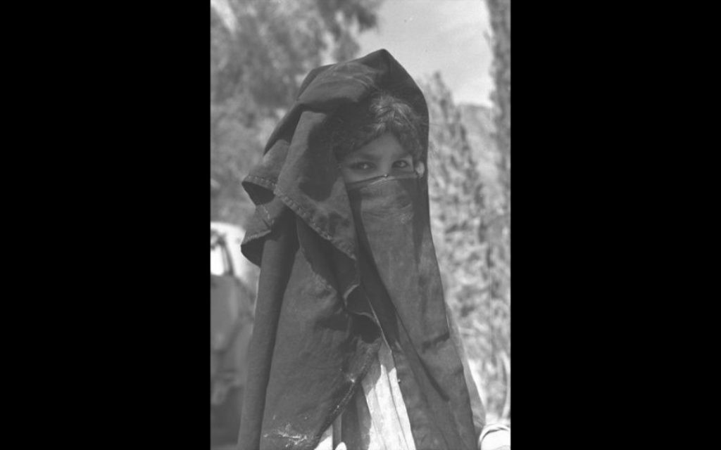 Photo d'une femme bédouine dans le désert du Sinaï (Crédit : Autorisation de David Rubinger / Knesset collection)