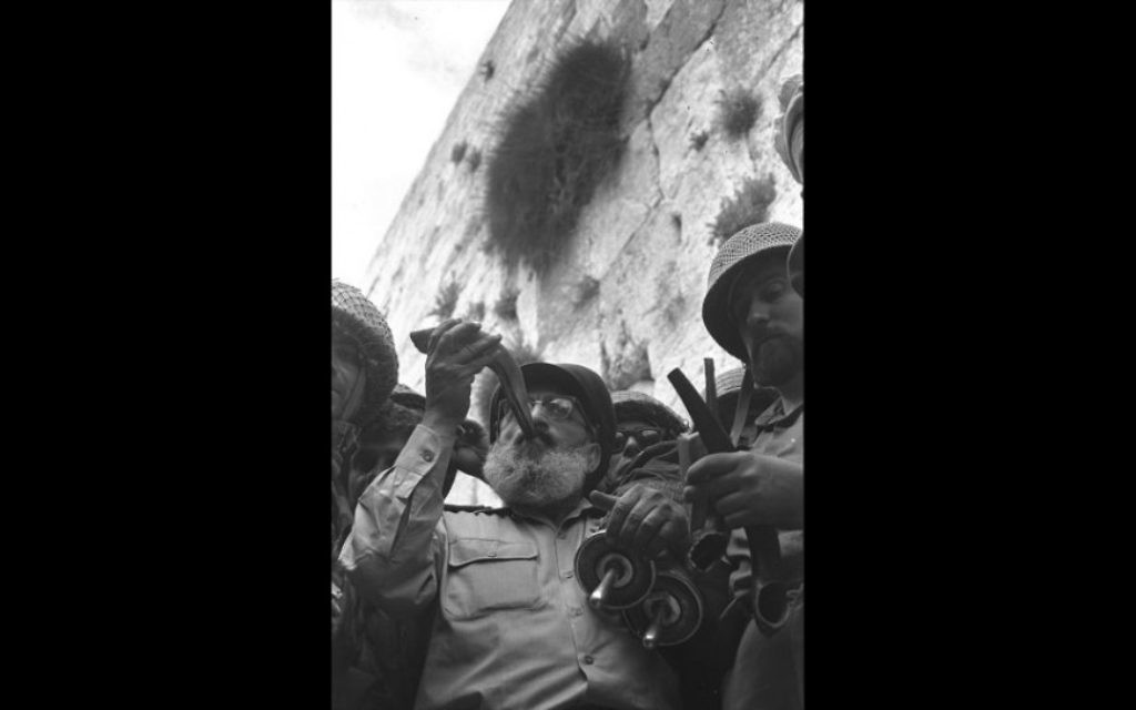 L'aumônier en chef de l'armée, le rabbin Shlomo Goren, entouré de soldats de Tsahal, souffle le shofar devant le mur Occidental pendant la guerre des Six Jours, le 7 juin 1967 (Crédit : David Rubinger / Government Press Office)