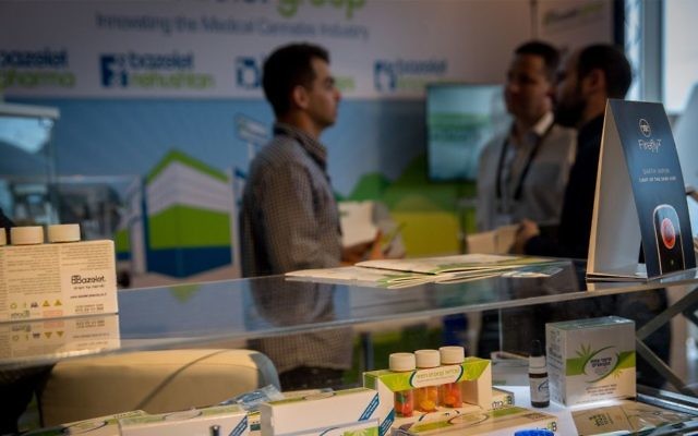 La conférence CannaTech rassemble des équipes de chercheurs, des médecins et des entreprises proposant des systèmes de culture, à Tel Aviv, le 20 mars 2017. (Crédit : Miriam Alster/Flash90)