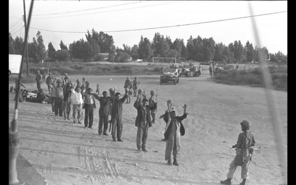 Des Égyptiens capturés dans le désert du Sinaï, à la fin de la guerre de Kippour en 1973 (Avec l'aimable autorisation de David Rubinger / Knesset collection)