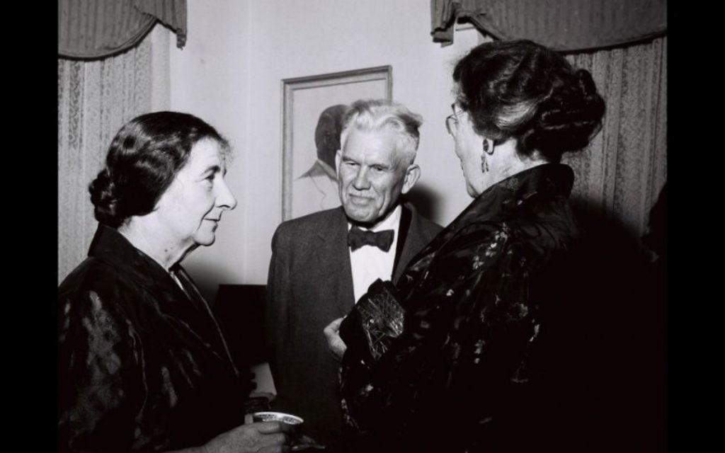 Golda Meir accueillant les membres de l'ONU à Jérusalem (Crédit : Autorisation de David Rubinger / Knesset collection)