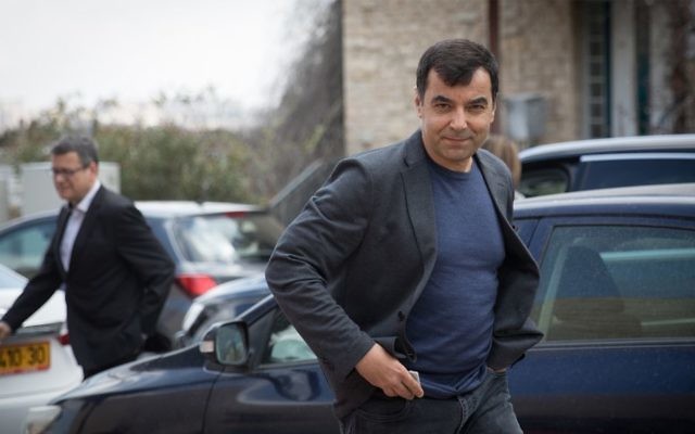 Amnon Shashua, cofondateur et président de Mobileye arrive à la conférence des employés de   Mobileye et  d'Intel à Jérusalem, le 14 mars 2017. (Crédit : Yonatan Sindel/Flash90)