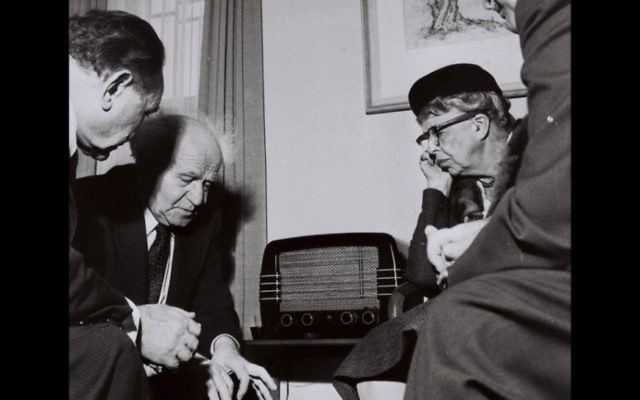 David Ben-Gurion et Eleanor Roosevelt à Jérusalem (Crédit : Autorisation de David Rubinger / Knesset Collection)