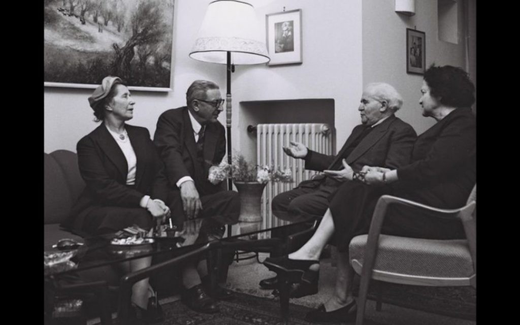 Rubinger a photographié David Ben Gurion et son épouse Paula en compagnie de l'homme politique français Jules Moch et son épouse en 1957 (Crédit : Autorisation de David Rubinger / Knesset collection)