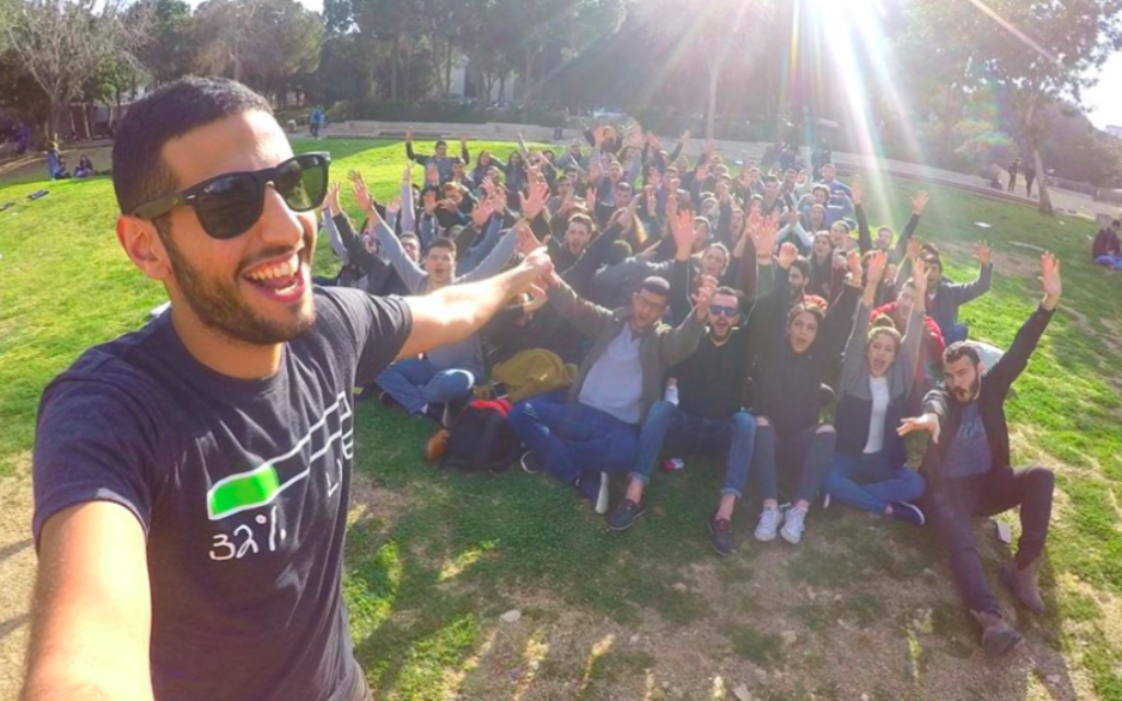 Nuseir Yassin, créateur des vidéos d'une minute Nas Daily à une rencontre de réseautage organisée à Tel Aviv (Autorisation:  Nuseir Yassin)