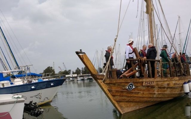 Une réplique d'un navire perse qui a coulé il y a 2 500 ans au large de Haïfa et a été sorti des eaux dans les années 1980, au port de Haïfa, le 17 mars 2017. (Crédit : Ilan Ben Zion/Times of Israël)
