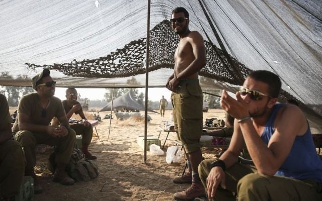 Des soldats bédouins de Tsahal dans une tente montée dans un champ à proximité de la frontière de Gaza dans le sud d'Israël, le 6 juillet 2014. (Crédit : (Hadas Parush/Flash90)