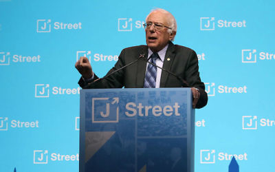 Le sénateur américain Bernie Sanders, à la conférence nationale annuelle de J Street au Washington Convention Center, le 27 février 2017. (Crédit : Mark Wilson/Getty Images via JTA)