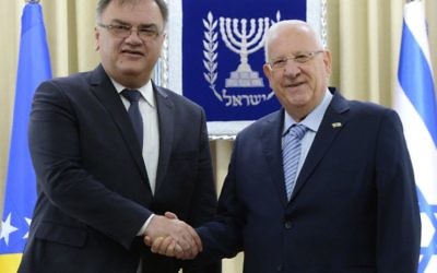 Le président de Bosnie-Hérzégovine Dr Mladen Ivanic (à gauche) avec le président Reuven Rivlin, à Jérusalem le 13 mars 2017. (Crédit : GPO)