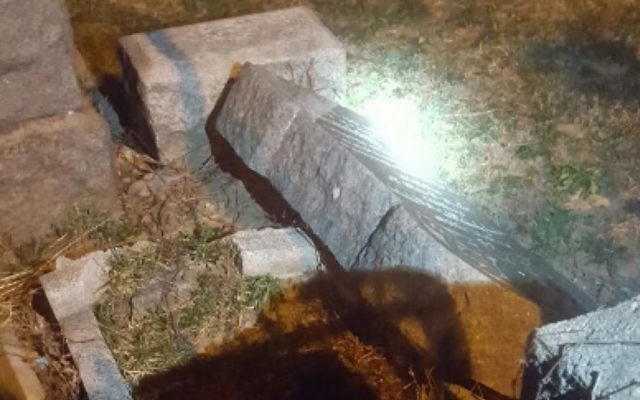 Des pierres tombales renversées dans un cimetière juif de Brooklyn, le 4 mars 2017. (Crédit : capture d'écran Twitter/Dov Hikind)