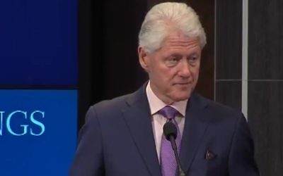 Bill Clinton devant l'Institut Brookings, le 9 mars 2017. (Crédit : capture d'écran)