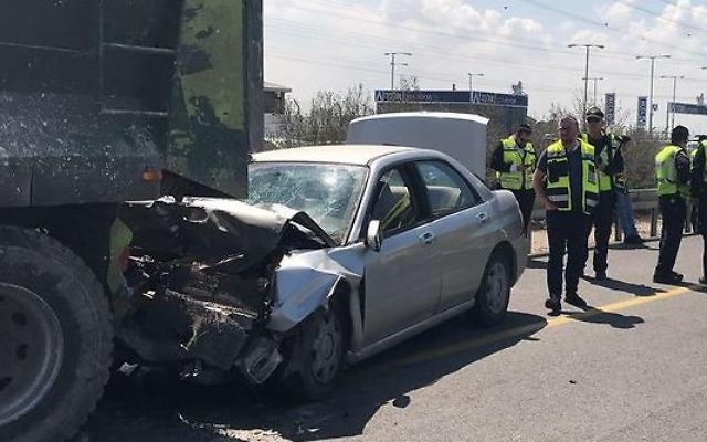 Un accident mortel sur la route 4, près de Gan Yavne, le 24 mars 2017. (Crédit : police israélienne)