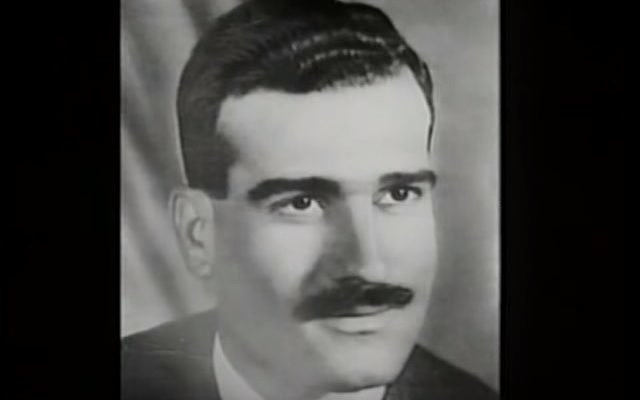 Eli Cohen, agent espion du Mossad, exécuté en Syrie en 1965. (Crédit: capture d'écran YouTube)