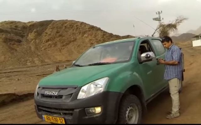 L'un des véhicules de l'unité de secours de la police d'Eilat sur la scène d'une inondation, le 1er mars 2017. (Crédit : capture d'écran YouTube) L'un des véhicules de l'unité de secours de la police d'Eilat sur la scène d'une inondation, le 1er mars 2017. (Crédit : capture d'écran YouTube)