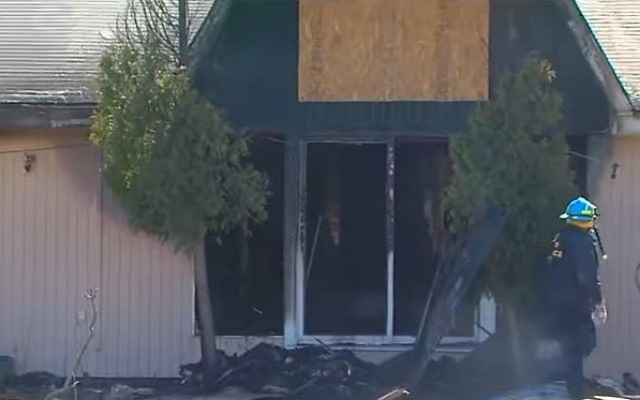 Les pompiers au centre islamique brûlé de Ypsilanti dans le Michigan le 11 mars 2017 (Crédit : Capture d'écran / YouTube)