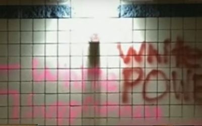 Le graffiti raciste et antisémite retrouvé au lycée Pinnacle High de Phoenix, dans l'Arizona, le 25 mars 2017. (Crédit : capture d'écran YouTube)
