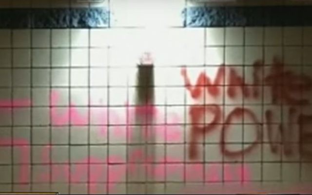 Le graffiti raciste et antisémite retrouvé au lycée Pinnacle High de Phoenix, dans l'Arizona, le 25 mars 2017. (Crédit : capture d'écran YouTube)