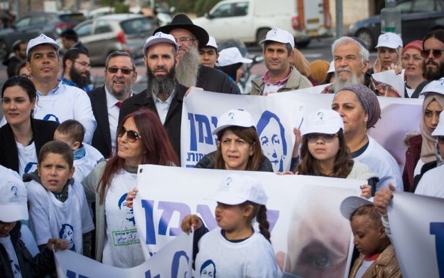 Les familles des patients de l'unité d'hémato-oncologie pédiatrique de l'hôpital Hadassah Ein Kerem manifestent en soutien au directeur du service, le professeur Michael Weintraub, près du ministère de la santé, le 8 février 2017. (Crédit : Yonatan Sindel/Flash90)