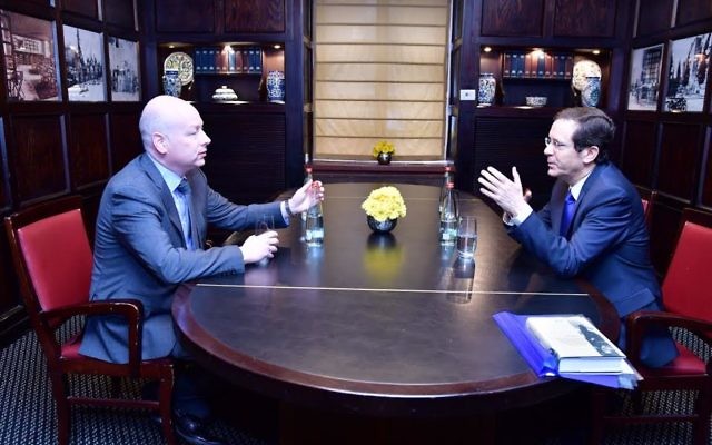 Isaac Herzog, chef de l'opposition, à droit, avec l'envoyé spécial pour les négociations internationales du président Trump, Jason Greenblatt, le 16 mars 2017. (Crédit : Rafi Ben Hinon) Isaac Herzog, chef de l'opposition, à droit, avec l'envoyé spécial pour les négociations internationales du président Trump, Jason Greenblatt, le 16 mars 2017. (Crédit : Rafi Ben Hinon)