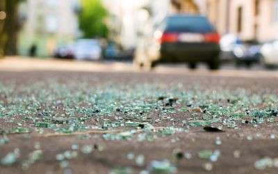 Illustration : débris de verre sur la route après un accident de voiture. (Crédit : Berezko, iStock Getty Images)