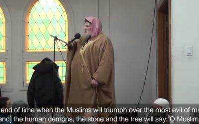 L'imam Muhammad bin Musa al Nasr à la mosquée Dar al-Arkam de Montréal, en décembre 2016. (Crédit : capture d'écran YouTube/B'nai Brith Canada)