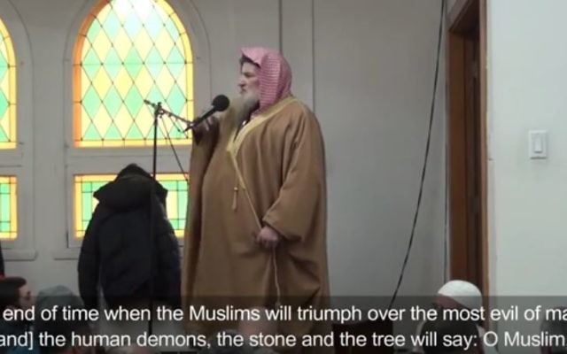 L'imam Muhammad bin Musa al Nasr à la mosquée Dar al-Arkam de Montréal, en décembre 2016. (Crédit : capture d'écran YouTube/B'nai Brith Canada)