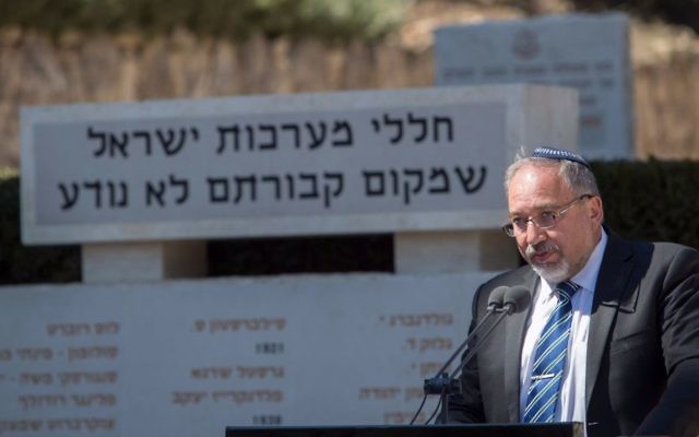 Le ministre de la Défense Avigdor Liberman prononce un discours durant la cérémonie commémorative des soldats sans sépulture, au cimetière militaire du Mont Herzl, le 5 mars 2017. (Crédit : Noam Revkin Fenton/Flash90) Le ministre de la Défense Avigdor Liberman prononce un discours durant la cérémonie commémorative des soldats sans sépulture, au cimetière militaire du Mont Herzl, le 5 mars 2017. (Crédit : Noam Revkin Fenton/Flash90)
