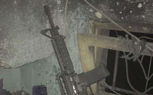 Un fusil M-16 retrouvé par l'armée israélienne au domicile d'un suspect palestinien, le 6 mars 2017. (Crédit : armée israélienne)
