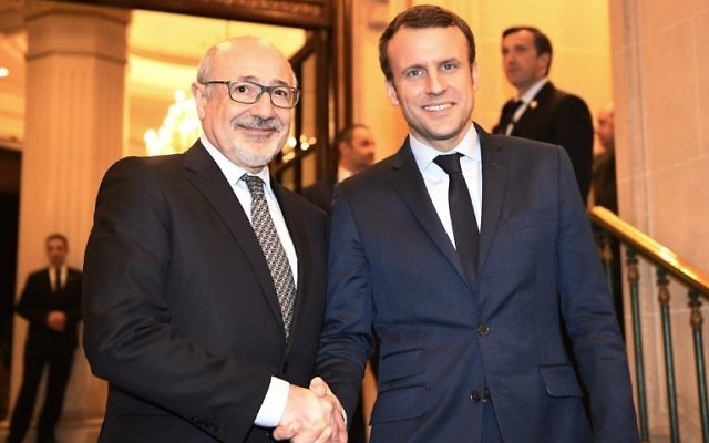 Emnanuel Macron et Francis Kalifat lors de la soirée débat au  Grand Hotel Intercontinental de Paris, en mars 2017. (Crédit : Eric Feferberg/AFP)