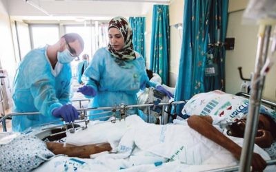 Des groupes militants comme 'Israel Apartheid ?' veulent montrer une image positive d'Israël face à la propagande anti-israélienne. Ici, un Juif et une Arabe travaillant ensemble dans un hôpital. (Crédit: Israel Apartheid ?/Facebook)