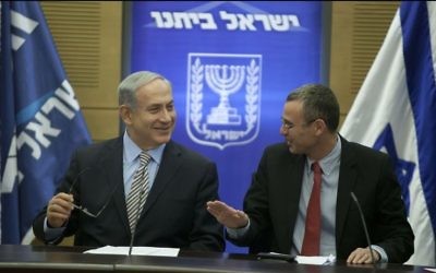 Le Premier ministre Benjamin Netanyahu (à gauche) et Yariv Levin (à droite), à la Knesset, le 19 mai 2014. (Crédit : Flash90)
