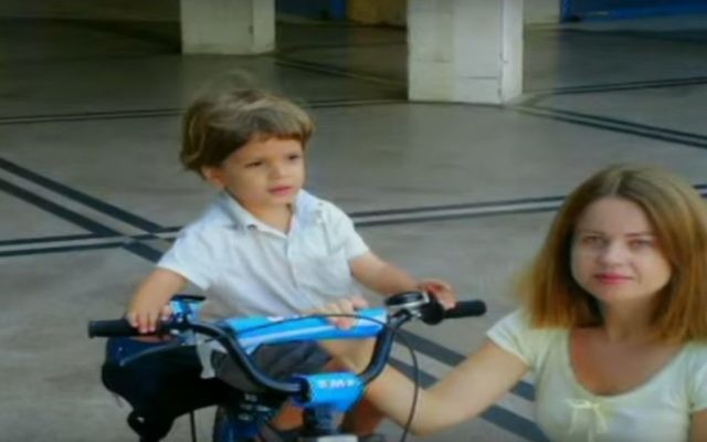 Olga Borisov et son fils Alon (Crédit : capture d'écran YouTube/Première chaîne)
