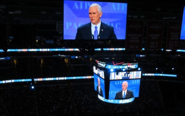 Le vice-président américain Mike Pence pendant la conférence politique annuelle de l'AIPAC, à Washington, D.C., le 26 mars 2017. (Crédit : Ron Kampeas/JTA) Le vice-président américain Mike Pence pendant la conférence politique annuelle de l'AIPAC, à Washington, D.C., le 26 mars 2017. (Crédit : Ron Kampeas/JTA)