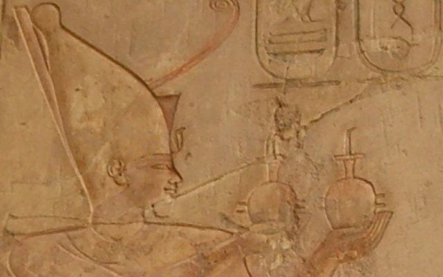 Relief représentant Psammétique Ier faisant une offrande au dieu Rê-Horakhty, dans la Tombe de Pabasa à Thèbes. (Crédit : Neithsabes/Domaine public/WikiCommons)